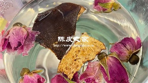 陈皮玫瑰花枸杞泡水喝需要几年的陈皮