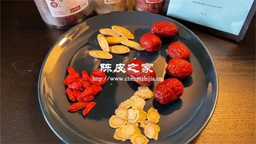 炒干的桔皮姜丝还有大米泡水喝有什么作用