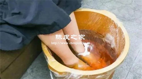 艾叶紫苏生姜花椒陈皮葱头一起煮水泡脚