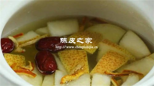秋梨冰糖陈皮枸杞子煮水的作用是什么