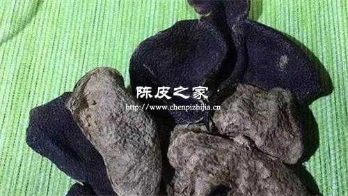 黑色的陈皮泡过之后变黄色是染色了吗