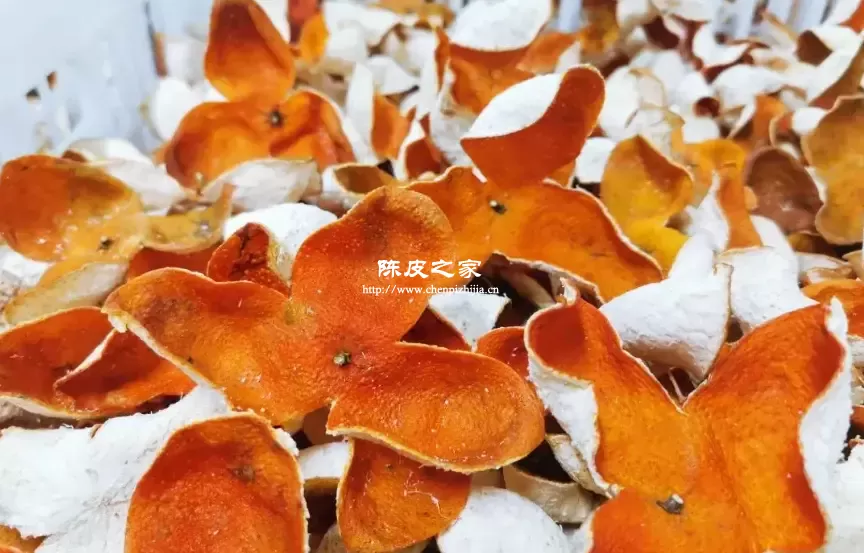 正在晾晒的新陈皮
