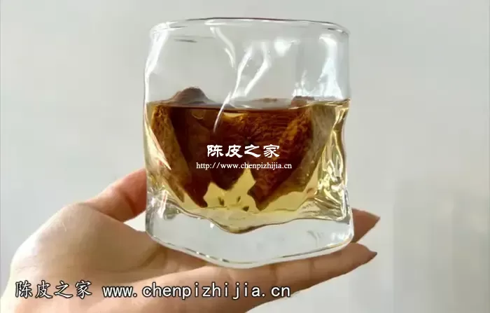玻璃杯泡陈皮图