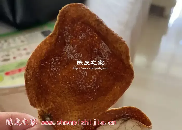 陈皮泡水后为什么皮上面有一层白色的