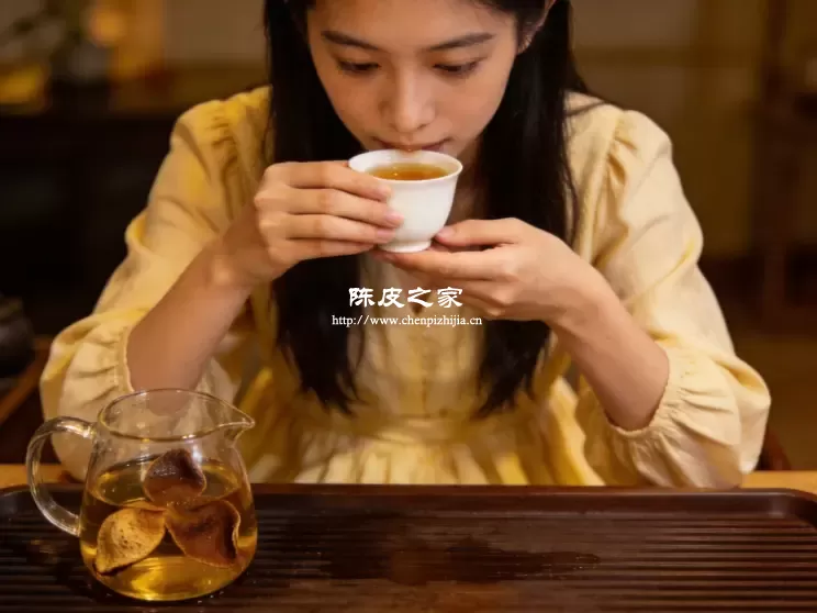 美女喝陈皮图片