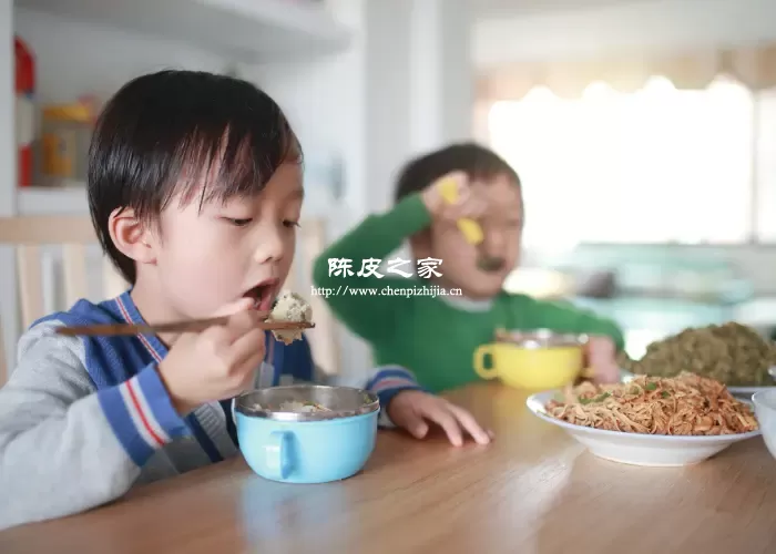 孩子认真吃饭